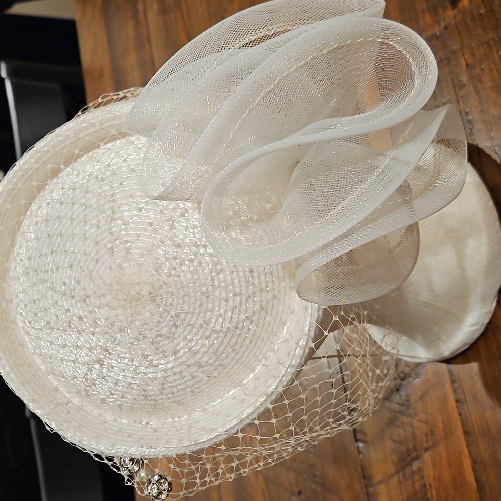 BEAUTIFUL VINTAGE CAPRICE HAT WITH BOW AND VEIL AND A STICK PIN. - Picture 3 of 10